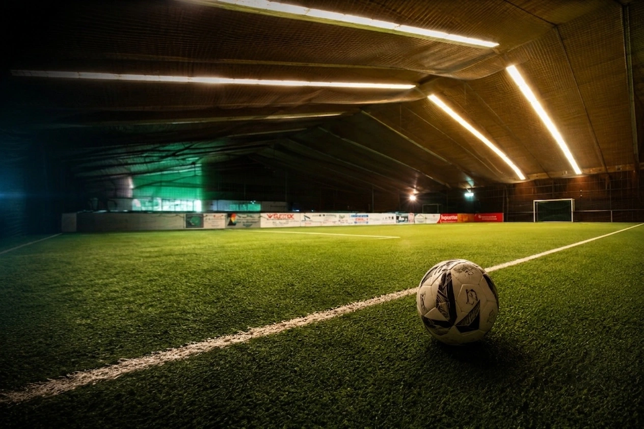 Indoor-Soccer-Halle der Bergischen Sportarena mit Kunstrasen und Flutlicht